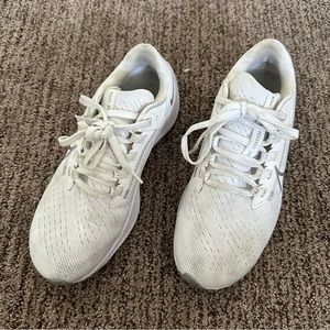 🦋 Nike white Pegasus sneakers size 6